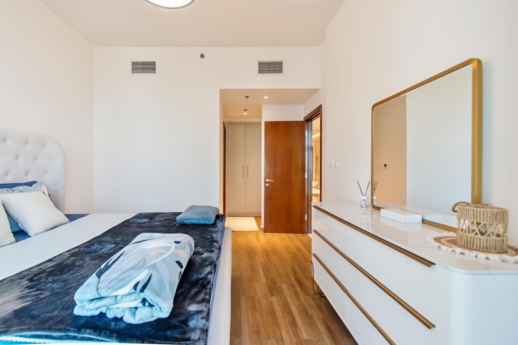 Dreamshoma-1br Stunning Canal View Apartment Dubai