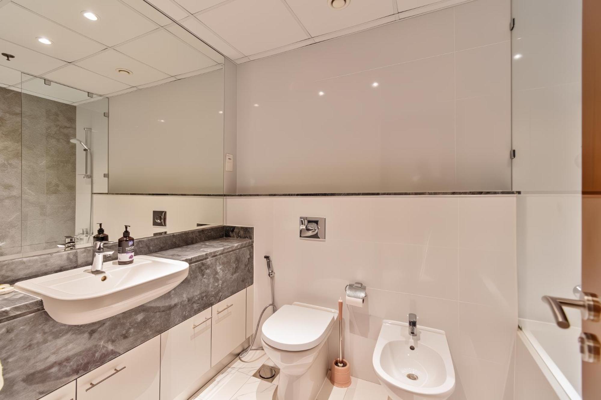 Dreamshoma-1br Stunning Canal View Dubai