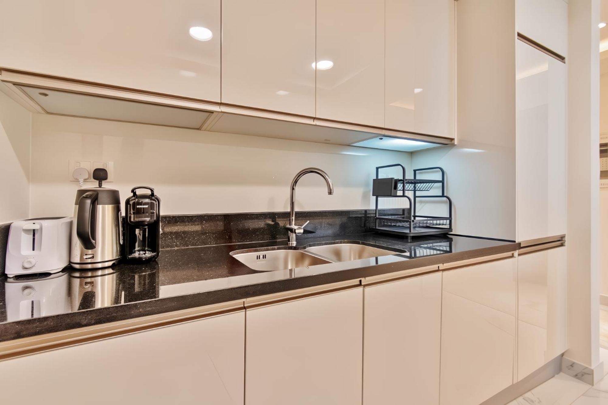 Dreamshoma-1br Stunning Canal View Apartment Dubai